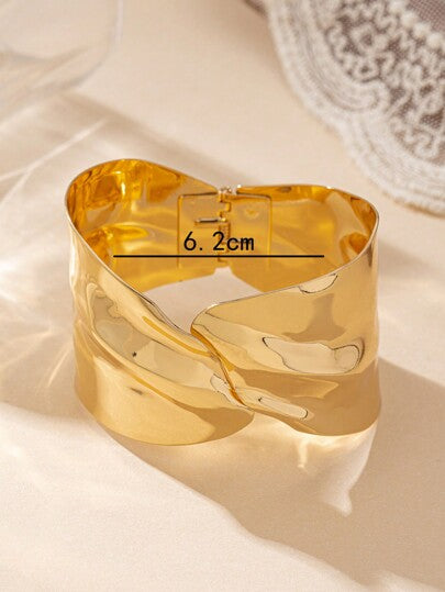 Gleaming Twist Cuff Bracelet - 18K Gold Finish